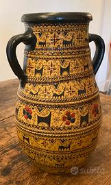 Vaso in terracotta con motivi etruschi