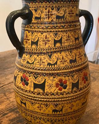 Vaso in terracotta con motivi etruschi
