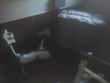 Bicicletta da camera vintage e brandina ripiegabil