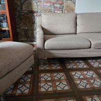 divano a 3 sedute con penisola e cuscini 