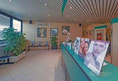 Attività / Licenza di 220 m² con più di 5 locali a