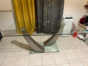 Tavolo di design con piano e base in vetro