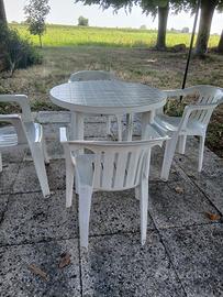 tavolo e sedie da giardino
