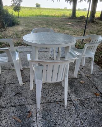 tavolo e sedie da giardino