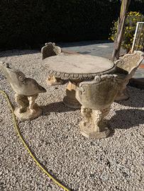 Tavolo in cemento con 4 sedie stile cavalieri