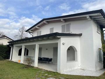 Villa di 110 m² con più di 5 locali a Massa