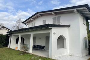 Villa di 110 m² con più di 5 locali a Massa
