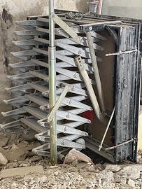 Scala retrattile a pantografo