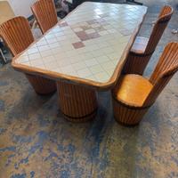 Sedie a botte con tavolo in piastrelle