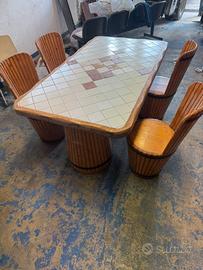 Sedie a botte con tavolo in piastrelle