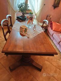 Tavolo in noce e sedie 