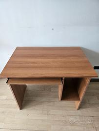 scrivania in legno per pc con ripiano