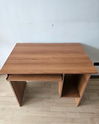 scrivania in legno per pc con ripiano