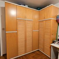 Armadio angolare e libreria attrezzata