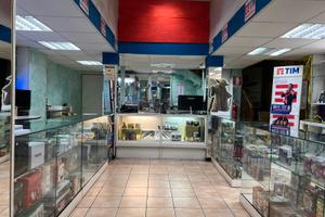 Storico negozio telefonia in centro