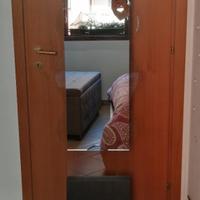 Specchio a pavimento con base in legno