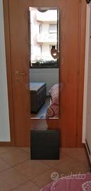 Specchio a pavimento con base in legno