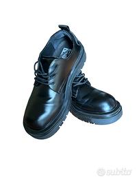 Scarpe nere stringate con suola carrarmato