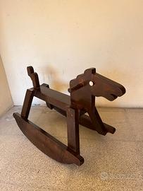 Cavallo a dondolo in legno