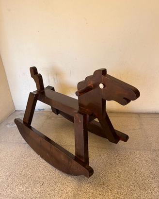 Cavallo a dondolo in legno