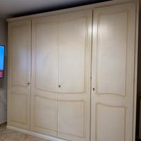 Armadio in legno con ampio spazio contenitivo
