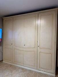 Armadio in legno con ampio spazio contenitivo