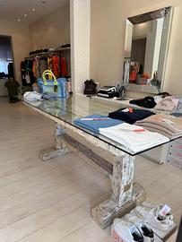 Bancone negozio in legno con mensole