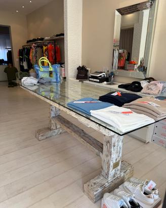 Bancone negozio in legno con mensole