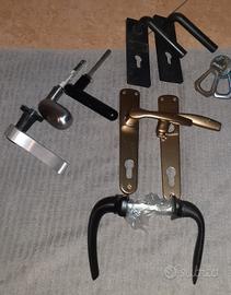 set maniglie varie ancora buone 