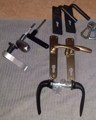 set maniglie varie ancora buone 