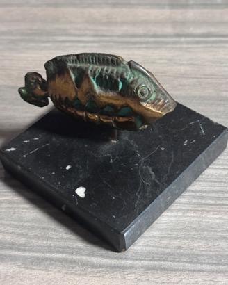 Medhat Shafik Fish statua on bronzo