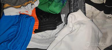 pantaloncini magliette e calzini basket 