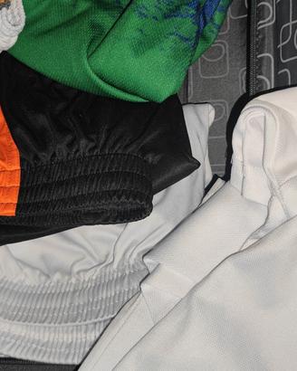 pantaloncini magliette e calzini basket 