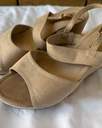 Sandali beige con tacco