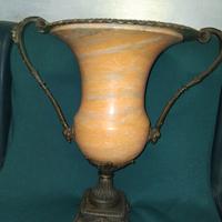 Vaso in bronzo e alabastro