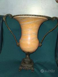 Vaso in bronzo e alabastro
