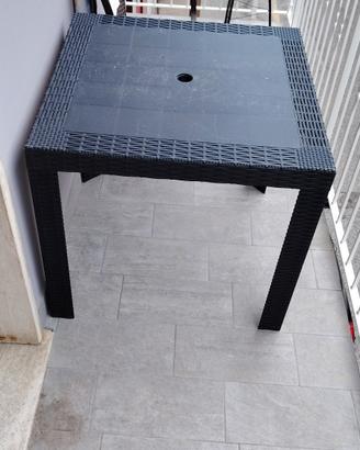 2 tavolo in rattan