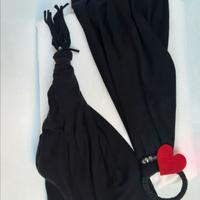 Sciarpa gioiello in jersey nero, con cuore rosso