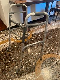 Deambulatore-girello per anziani