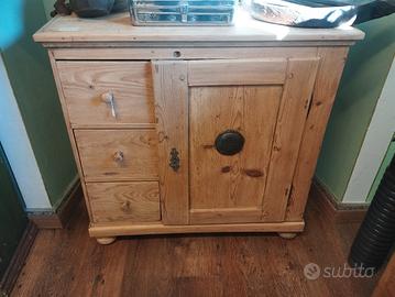 mobiletto tirolese con tre cassetti