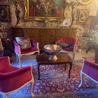 Poltrone rosse di velluto