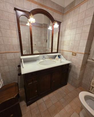 Elegante mobile per bagno. In stile classico