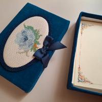 Scatola  ricamata vintage con 12 biglietti e buste