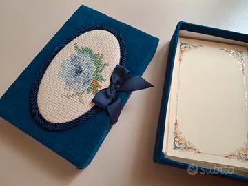 Scatola  ricamata vintage con 12 biglietti e buste