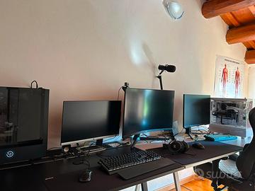 3 schermi 1pc , una tastiera. 1 mouse