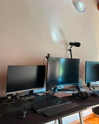 3 schermi 1pc , una tastiera. 1 mouse
