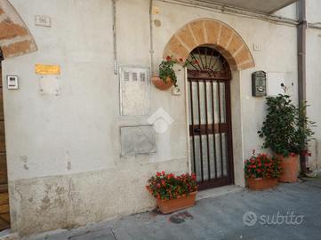 2 LOCALI A CASTEL SANT'ELIA