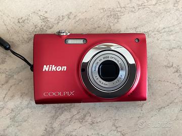 Fotocamera Nikon rossa