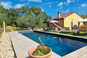 Casale nelle colline pesaresi