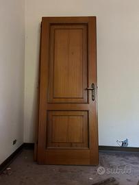 Porte in legno con cornice antiche
